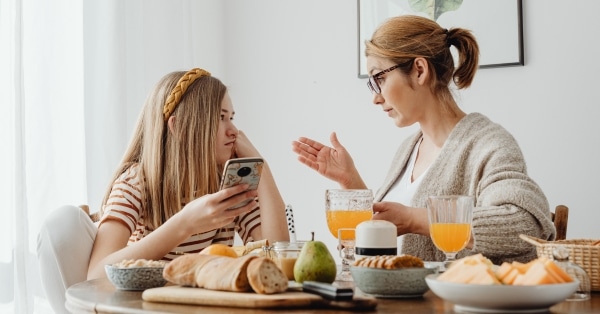 הילד שלכם מסרב לדבר איתכם? למדו מה עושים במצב כזה